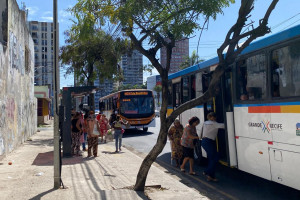 Usu&aacute;rios relatam calor, superlota&ccedil;&atilde;o e quebra constante de &ocirc;nibus no Grande Recife
