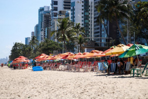 Praias são ponto de venda de produtos de procedência duvidosa no verão