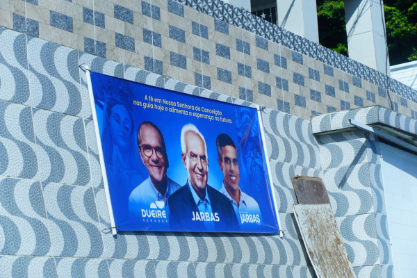 Banners de apoio a políticos no Morro da Conceição