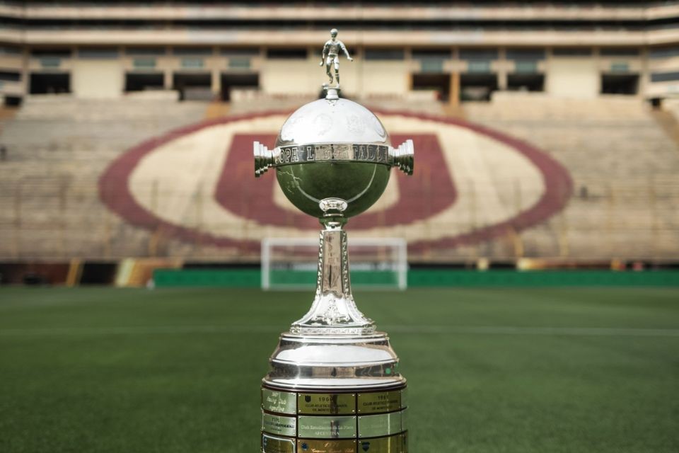 Taça e palco da final da Libertadores de 2025/Divulgação / Conmebol