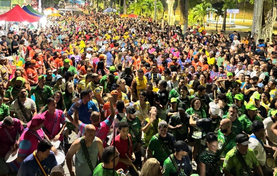 Milhares de pessoas acompanharam o Grande Cortejo de Samba, em Olinda, que teve a participação da Viradouro./Divulgação/Prefeitura de Olinda