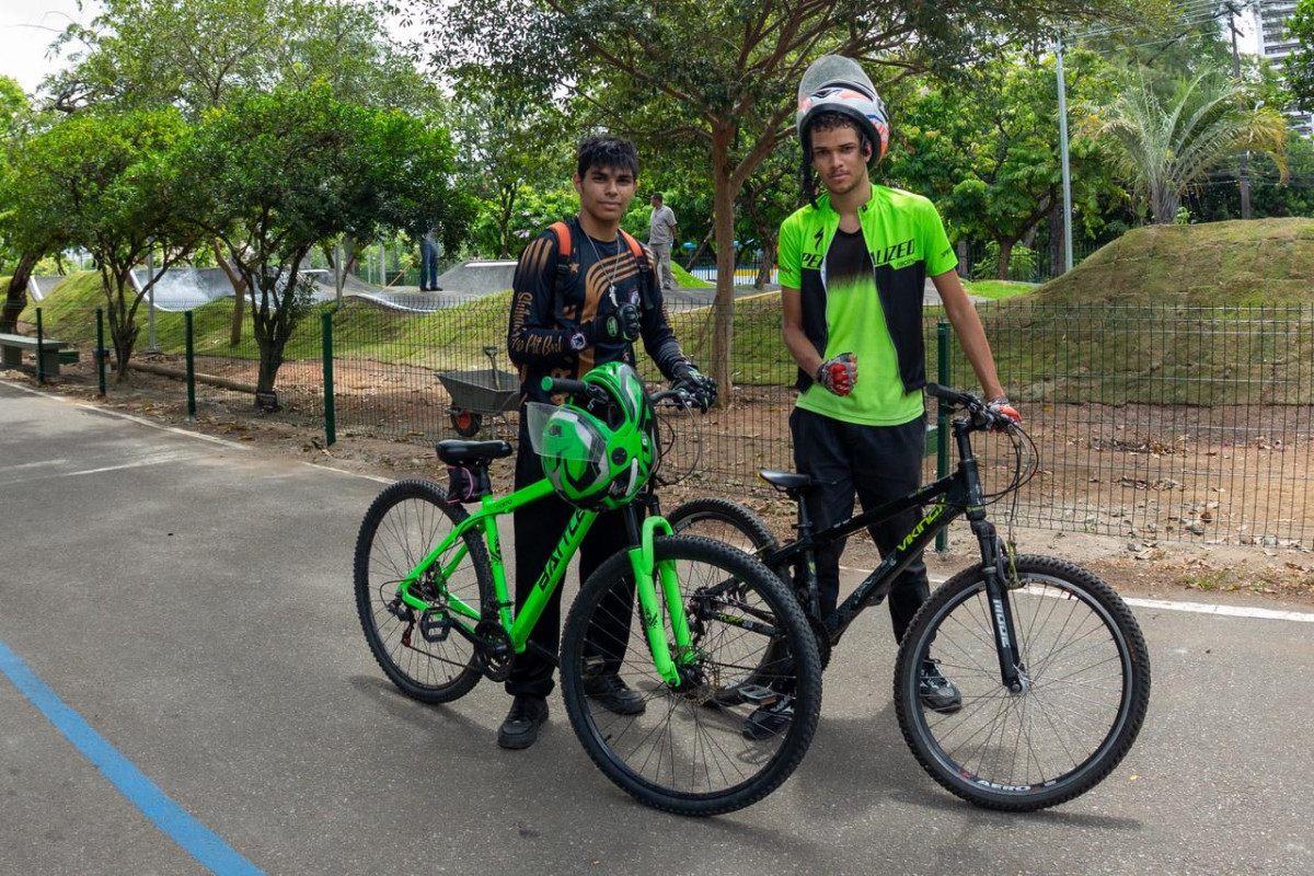 Jonathan e Lucas, de 16 anos, foram ao parque conhecer a nova pista (Rafael Vieira/DP Foto)