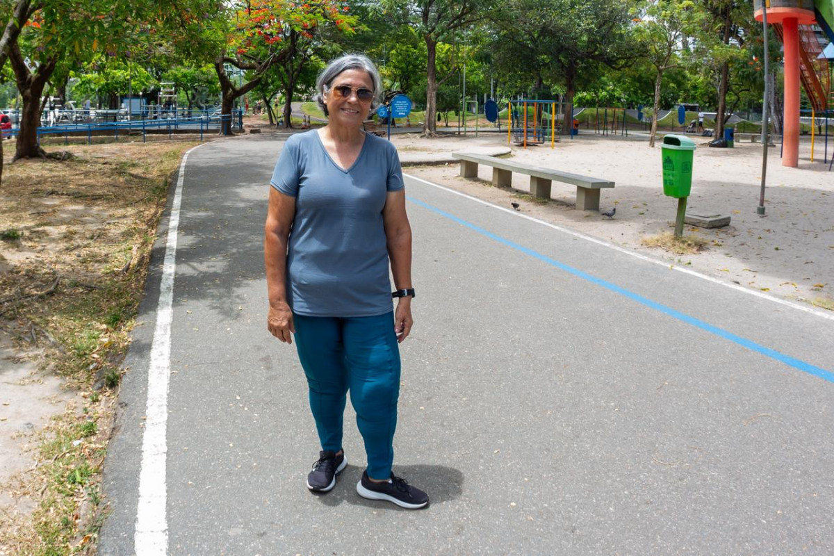 Ana Dourado, de 64 anos, lamenta pela demolição da pista de caminhada com obstáculos (Rafael Vieira/DP Foto)