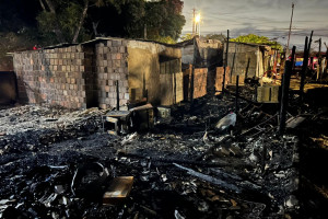 Rescaldo do incêndio na Caxangá. 
