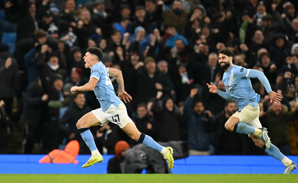 Meia-atacante Phil Foden e o zagueiro Gvardiol em ação pelo Manchester City/OLI SCARFF / AFP