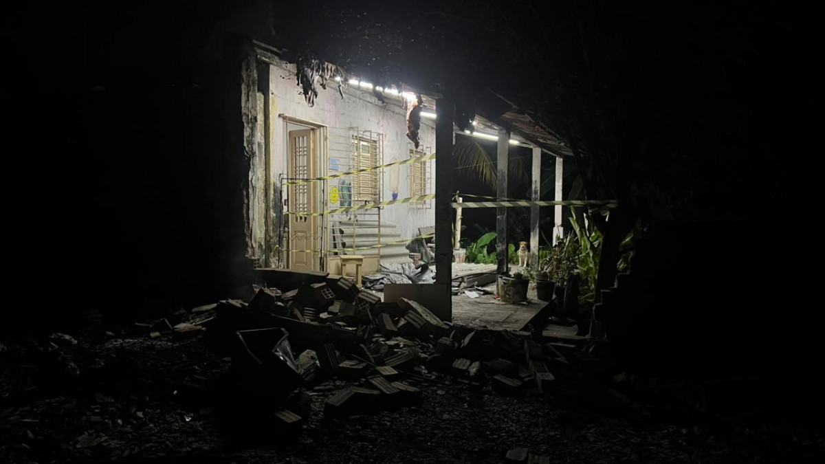 Rescaldo do incêndio na Caxangá. 
/Foto: Francisco Silva/ DP foto