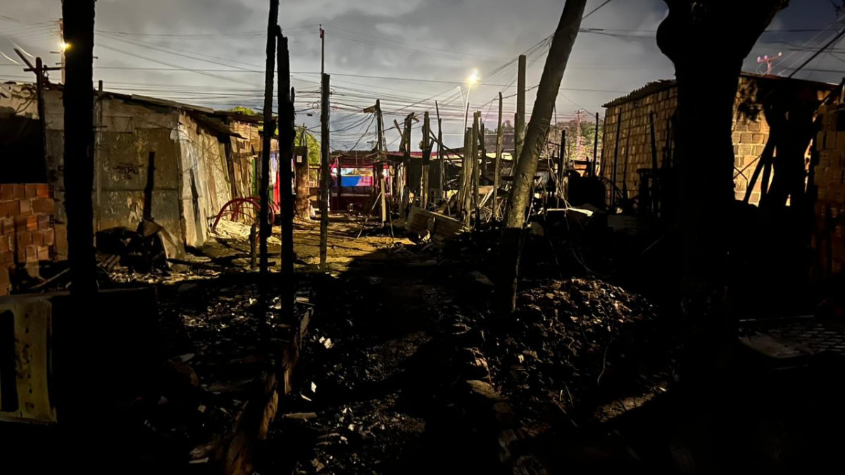 Rescaldo do incêndio na Caxangá. 
/Foto: Francisco Silva/ DP foto