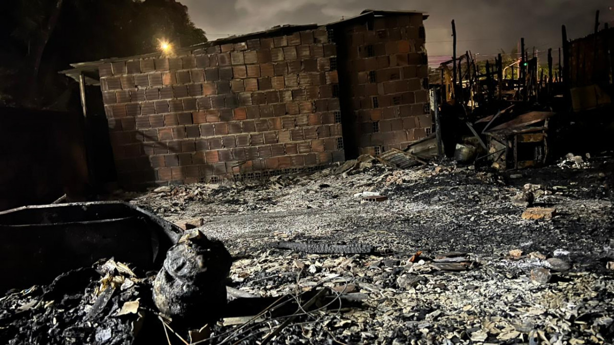 Rescaldo do incêndio na Caxangá. 
/Foto: Francisco Silva/ DP foto