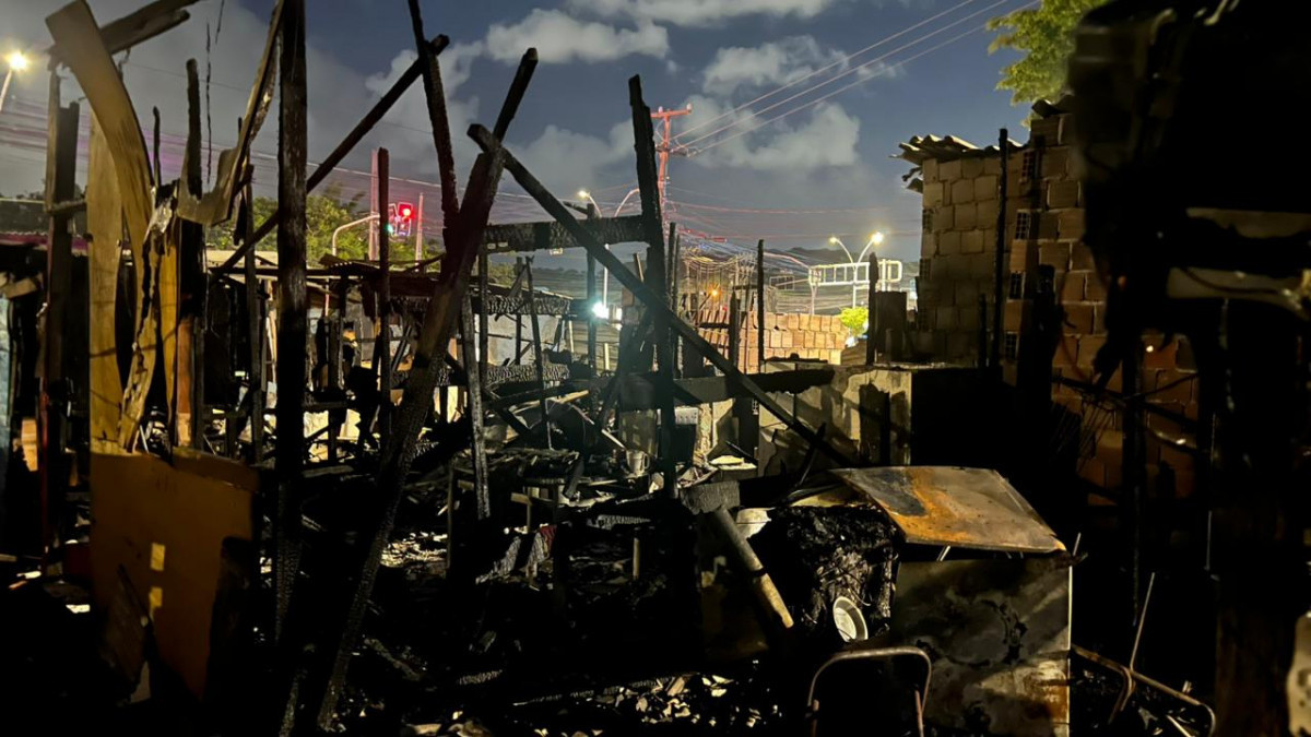 Rescaldo do incêndio na Caxangá. 
/Foto: Francisco Silva/ DP foto