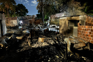Comunidade foi rapidamente arrasada pelo fogo