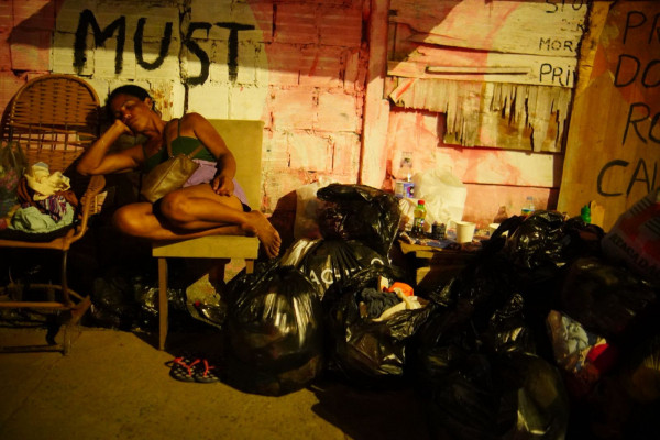 Pessoas que tiveram as casas queimadas estão recebendo doações. Caso ocorreu em 29/11/2025, no bairro da Caxangá, no Recife