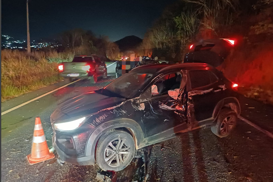 Caminhão que seguia no sentido Pombos-Recife atingiu quatro veículos/DIVULGAÇÃO/PRF