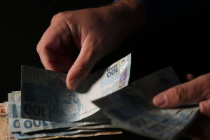 Para 2026, a projeção da inflação variou de 4,18% para 4,17%. Para 2027 e 2028, as previsões são de 3,8% e 3,5%, respectivamente