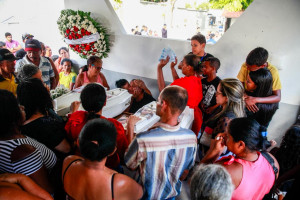 Crianças e mãe mortas em incêndio criminoso foram enterradas nesta segunda (1º), no Recife 