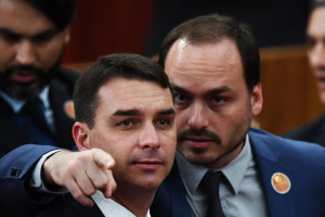 Os irmãos Flávio e Eduardo Bolsonaro
