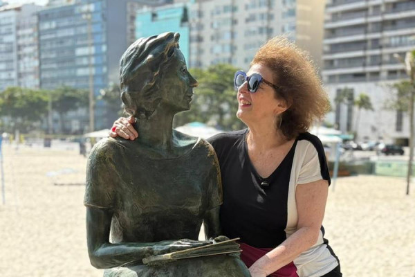 Atriz Bia Sion ao lado da estátua de Clarice Lispector/Foto: Divulgação