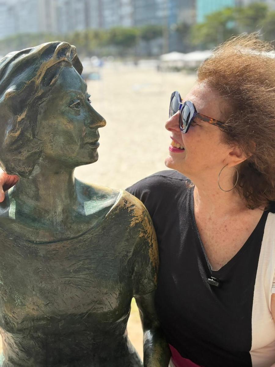 Atriz Bia Sion ao lado da estátua de Clarice Lispector (Foto: Divulgação)