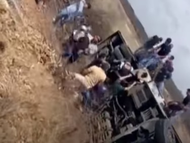 O ônibus  tombou em campus da Univasf, no Sertão /Reprodução/Redes Sociais 