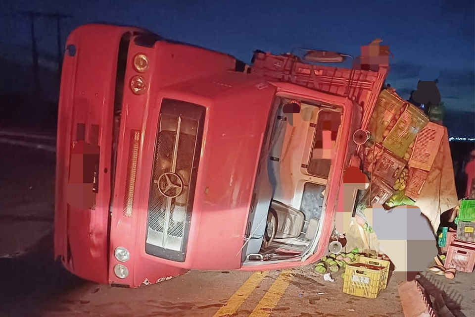 Caminhão tombado e a carga de manga espalhada na rodovia
/DIVULGAÇÃO/PRF