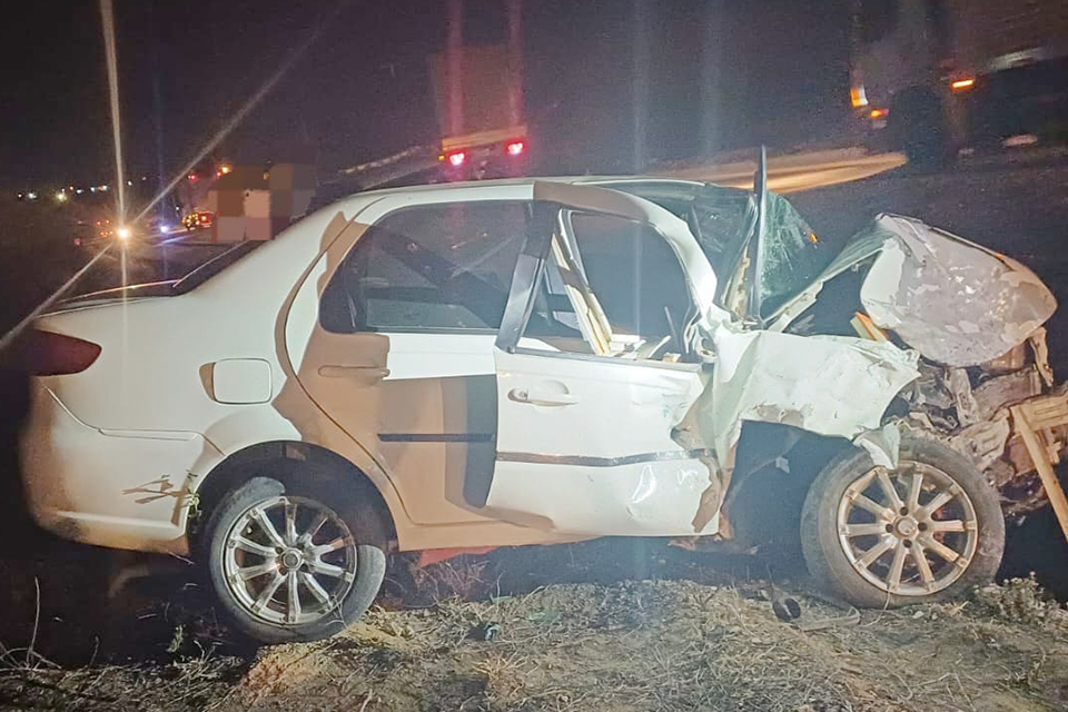 Os dois veículos envolvidos na colisão frontal ficaram parcialmente destruídos/DIVULGAÇÃO/PRF