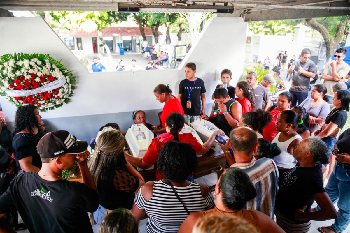 Sepultamento ocorreu em meio a um clima de dor coletiva e incredulidade (Crysli Viana/DP Foto  )