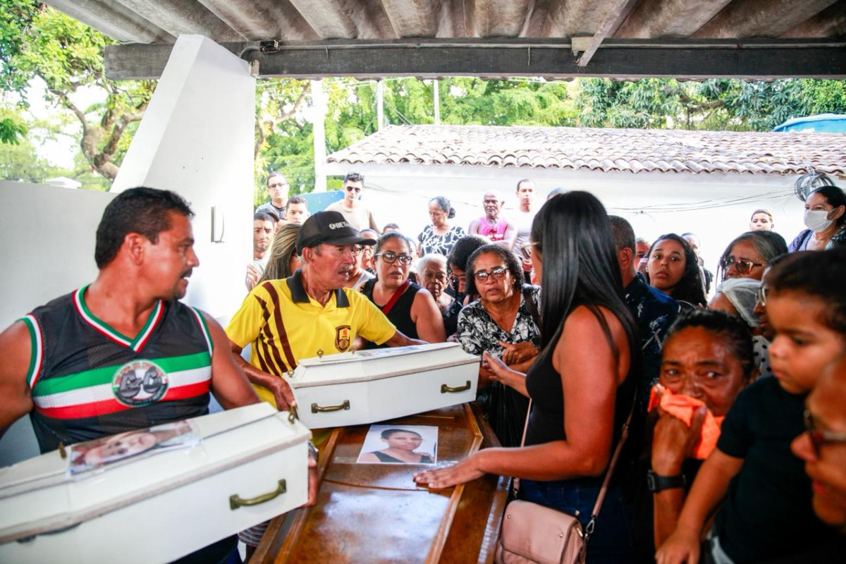 Sepultamento ocorreu nesta segunda-feira (1º) (Crysli Viana/DP Foto  )
