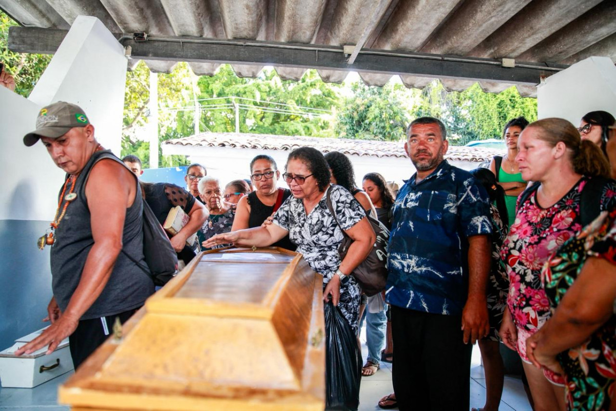 Sepultamento ocorreu em meio a um clima de dor coletiva e incredulidade (Crysli Viana/DP Foto  )