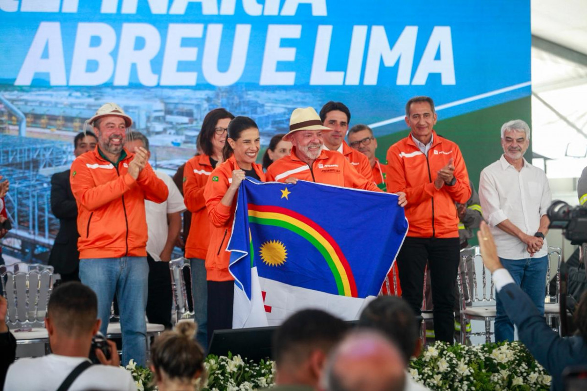 Segurando a Bandeira de de Pernambuco, governadora foi fotografada ao lado do presidente  /Crysli Viana/DP foto