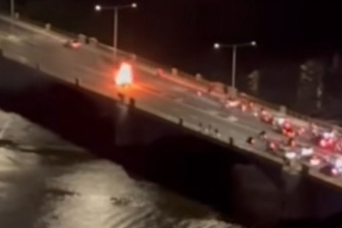Carro pega fogo na Ponte do Pina, no Recife/Foto: Reprodução/Instagram