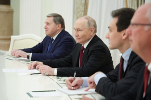 O presidente da Rússia, Vladimir Putin, acompanhado pelo enviado econômico do Kremlin, Kirill Dmitriev, e pelo assessor do Kremlin, Yuri Ushakov, reúne-se com o enviado especial dos EUA, Steve Witkoff, e com o genro do presidente dos EUA, Donald Trump, Jared Kushner, no Kremlin, em Moscou
