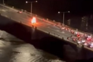 Carro pega fogo na Ponte do Pina, no Recife