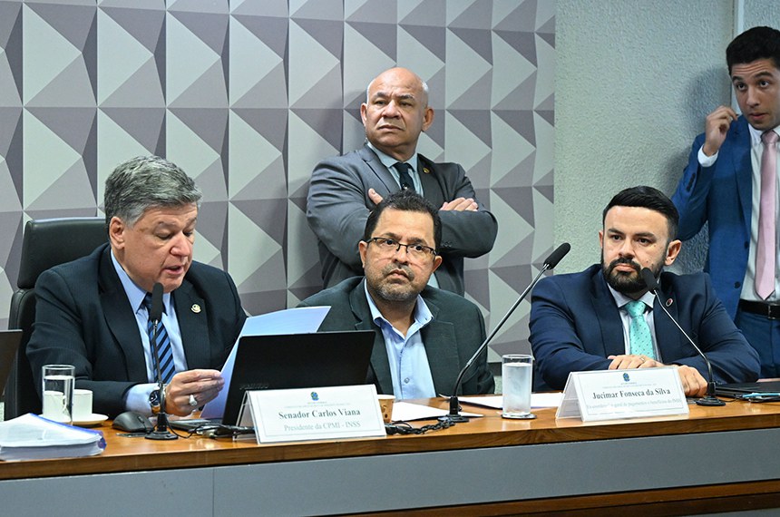 Jucimar Fonseca da Silva (C) depõe ao lado do presidente da CPMI, senador Carlos Viana (E)/Carlos Moura/Agência Senado  