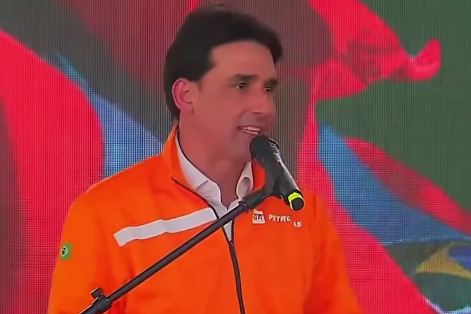 Ministro de Portos e Aeroportos, Silvio Costa Filho (Republicanos), durante a cerimônia de ampliação da capacidade operacional da Refinaria Abreu e Lima/Foto: Reprodução/Youtube/Lula
