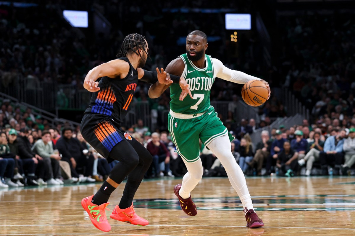 Jalen Brunson e Jaylen Brown, jogadores do Knicks e Boston Celtics, respectivamente /ADAM GLANZMAN/ Getty images via AFP