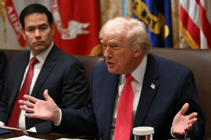 O presidente Donald Trump discursa ao lado do secretário de Estado dos EUA, Marco Rubio (à esquerda), durante uma reunião de gabinete na Sala de Reuniões do Gabinete da Casa Branca, em Washington, DC, em 2 de dezembro de 2025. (Foto de ANDREW CABALLERO-REYNOLDS / AFP)