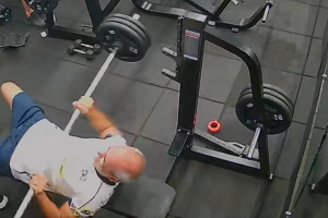 Homem estava fazendo exercício quando a barra atingiu a barriga dele 