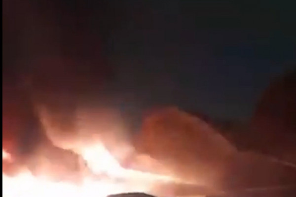 Incêndio de grandes proporções teve início na madrugada desta quarta-feira (3) em um dos pavilhões do Centro Estadual de Abastecimento do Rio (Ceasa)/Foto: Reprodução/Redes sociais