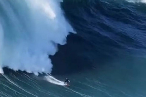 Surfista Carlos Burle sofre queda em onda gigante em Nazaré