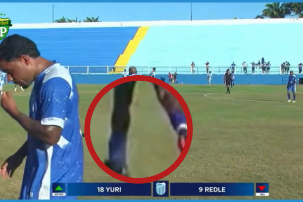 Jogador viraliza ao entrar em campo com tornozeleira eletrônica meses depois de sair da cadeia. 