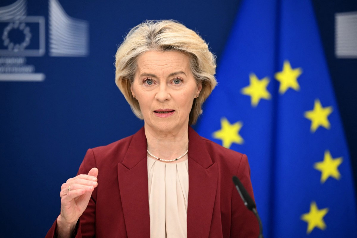 A presidente da Comissão Europeia, Ursula Von der Leyen, participa de uma conferência de imprensa em Bruxelas em 3 de dezembro de 2025. (Foto de NICOLAS TUCAT / AFP)/ AFP
