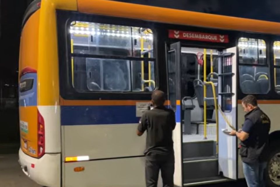 Dedo humano é encontrado preso a janela de ônibus da PE-15/Reprodução