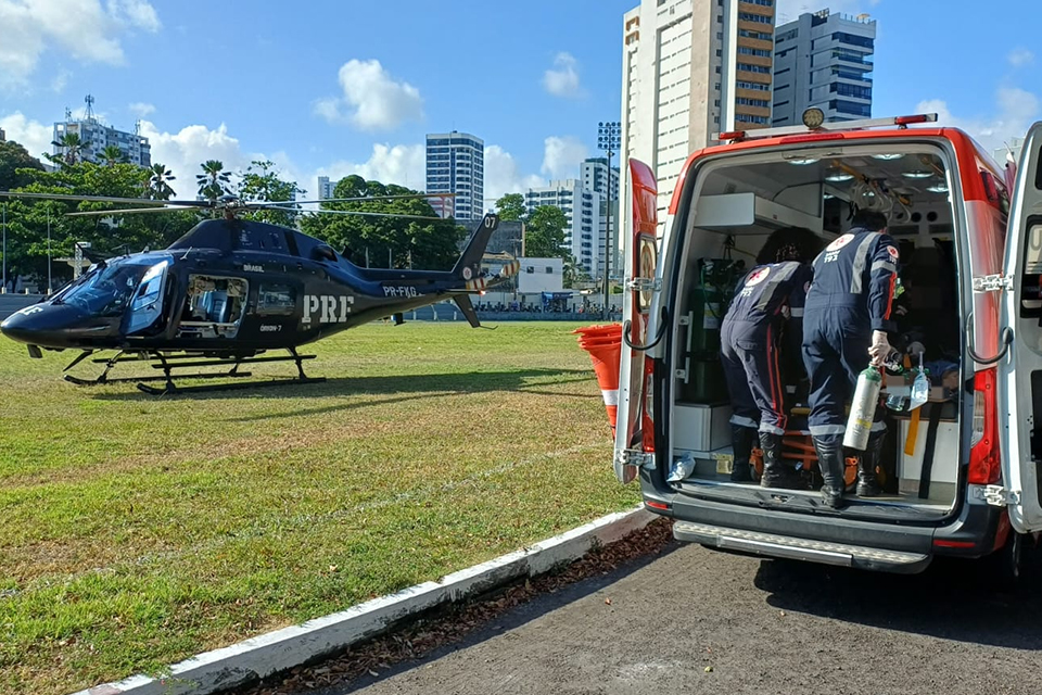 Criança foi trazida do Cabo de helicóptero, que pousou no Campo do Derby, de onde seguiu de ambulância para o HR /DIVULGAÇÃO/PRF