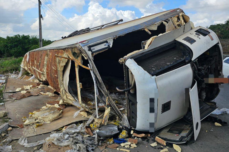 Semirreboque tombou sobre motociclista na BR-101, em Ribeirão
/DIVULGAÇÃO/PRF