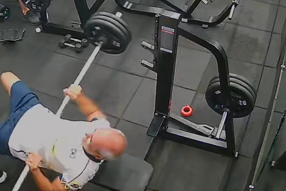 Homem estava fazendo exercício quando a barra atingiu a barriga dele /Redes Sociais 