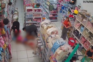 Uma câmera de segurança registrou o nascimento do menino