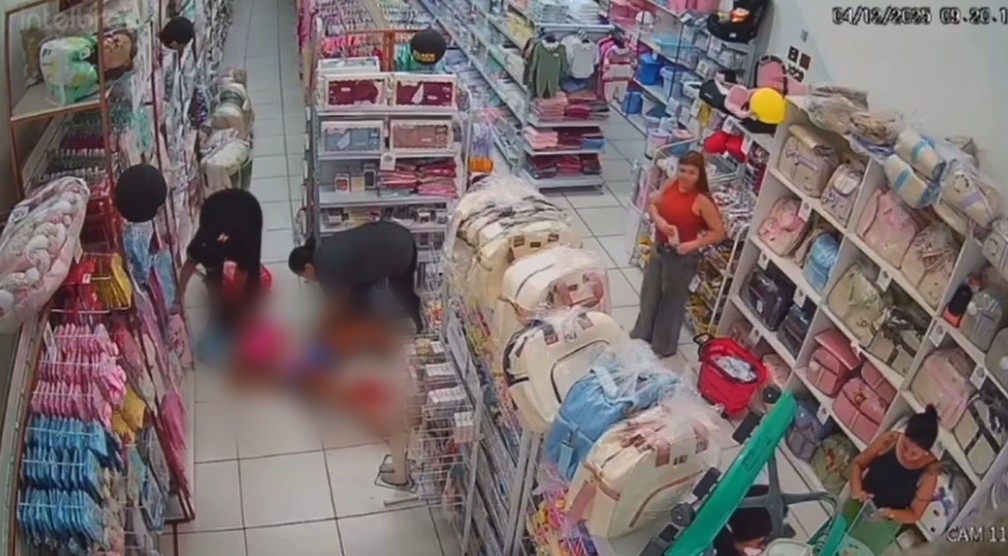 Uma câmera de segurança registrou o nascimento do menino/Reprodução de vídeo