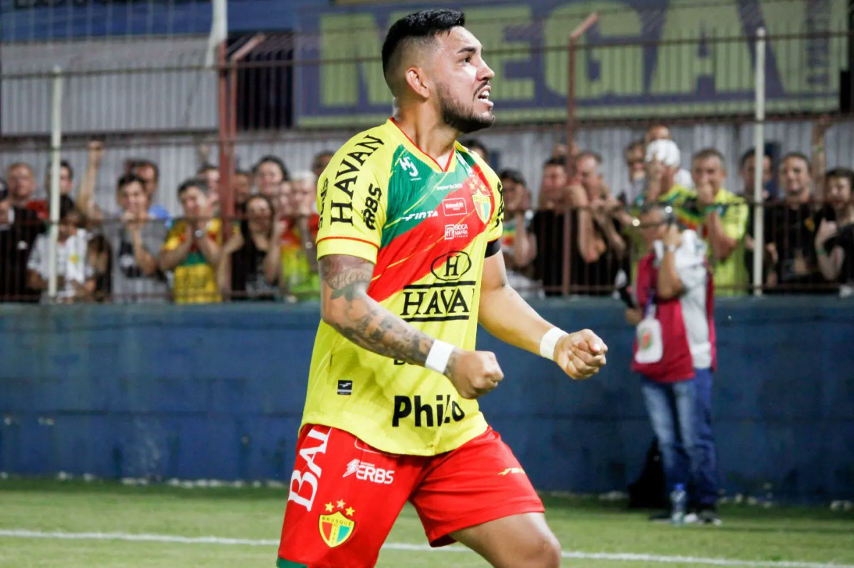 Alex Ruan, lateral-esquerdo do Santa Cruz/Lucas Gabriel/Brusque