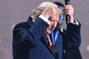 O presidente dos EUA, Donald Trump, recebe o Prêmio da Paz da FIFA durante o sorteio da Copa do Mundo FIFA de 2026