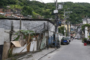 Mais de 96% dos moradores de favelas e comunidades urbanas vivem em trechos de vias com calçadas com obstáculos