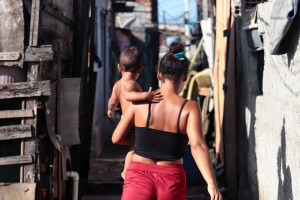 Segundo o IBGE, 345 mil moradores de favelas do Recife vivem em vias sem pavimentação